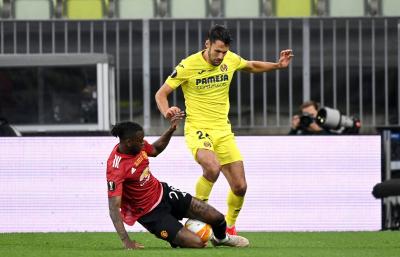Wan Bissaka trata de robar el balón a Pedraza (Foto: Cordon Press).