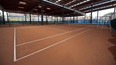 Las tres pistas de tierra batida artificial del Polideportivo Municipal de San Inazio.