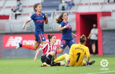 La sevillista Noelia Ramos en una acción del partido.