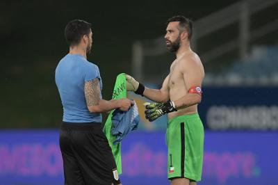 Claudio Bravo intercambia su camiseta con Luis Suárez. Foto: CONMEBOL