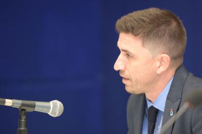 Rubén Reyes atiende a los medios en su presentación con el Oviedo (Foto: RO).