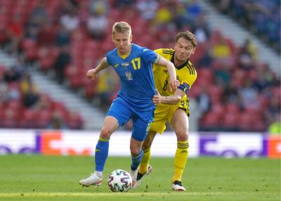 Aleksander Zinchenko, ante Lindelof en el Suecia-Ucrania (Foto: Cordon Press).