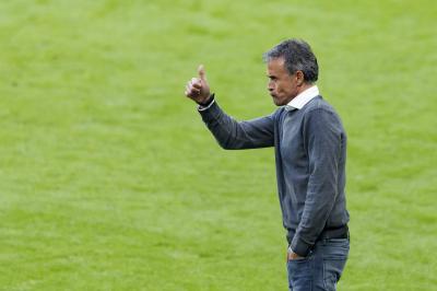 Luis Enrique haciendo indicaciones durante el España-Italia (Foto: Cordon Press).