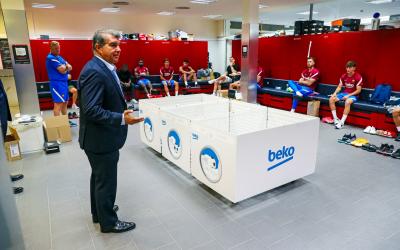 Joan Laporta charla con la plantilla del Barcelona (Foto: FCB).