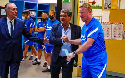 Laporta saluda a Koeman en el vestuario del Barcelona (Foto: FCB).