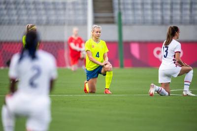 Selecciones de Suecia y Estados Unidos antes del partido en protestas contra el racismo (Foto: Cordon Press)