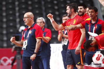 Banquillo de los Hispanos viviendo intensamente el partido (Foto: RFEB).