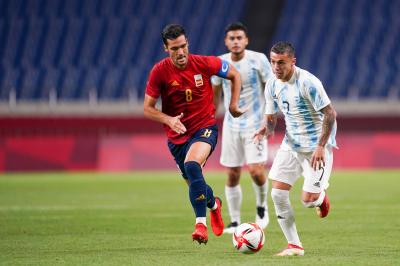 Mikel Merino, en una jugada con Urzi (FOTO: Cordón Press).