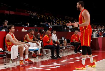 Marc Gasol habla con su hermano Pau Gasol en un partido (FOTO: EFE).