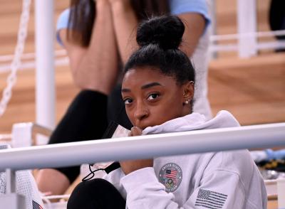 Simone Biles, en la grada de Tokio 2020 durante el concurso de sus compañeras de EE.UU. (Foto: Cor