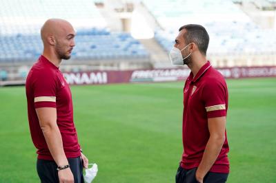 Dmitrovic y Joan Jordán, sobre el césped del estadio del Algarve (Foto: SFC).