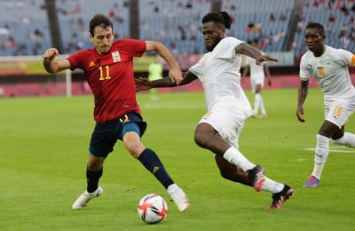Mikel Oyarzabal, ante Kessié en el España-Costa de Marfil (Foto: @sefutbol).