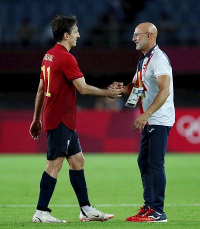Mikel Oyarzabal y Luis de la Fuente se saludan (Foto: EFE).