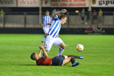 Jon Bautista trata de irse de un defensa de Osasuna (Foto: Giovanni Batista).