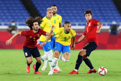 Cucurella y Cunha persiguen un balón