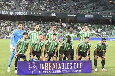 Los jugadores del Betis antes del partido ante la Roma (foto: Kiko Hurtado).