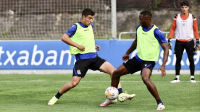 Karrikaburu pelea por un balón con Sagnan en el entrenamiento de Zubieta (Foto: Real Sociedad).