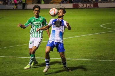 El bético Manu Morillo presiona a un defensor local (foto: Cantera Betis).