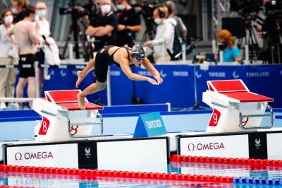 Michelle Alonso salta a la piscina de Tokio 2020 (Foto: EFE).