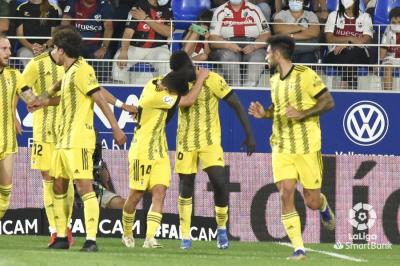 Samuel Obeng celebra su gol ante el Huesca con sus compañeros (Foto: LaLiga).