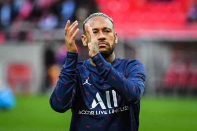 Neymar saluda a la afición antes de un partido del PSG (Foto: Cordon Press).