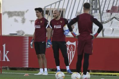 Bono y Dmitrovic, entrenando con el Sevilla (Foto: Kiko Hurtado).
