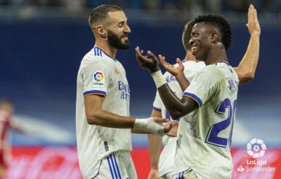 Vinícius Jr y Karim Benzema, durante el Real Madrid-Celta (Foto: LaLiga).