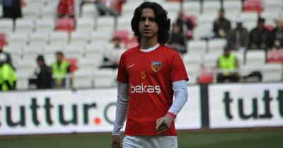 Emre Demir, en un calentamiento con el Kayserispor.