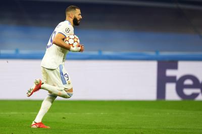Benzema corre con el balón en las manos tras el gol (FOTO: Cordón Press).
