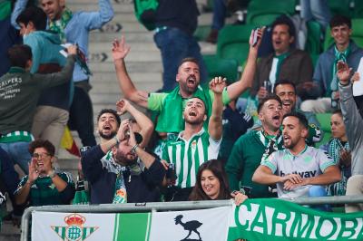 Aficionados béticos en un partido visitante.