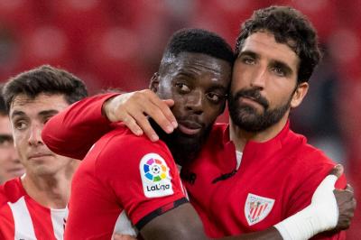 Raúl García se abraza con su compañero Iñaki Williams (Foto: Athletic Club).