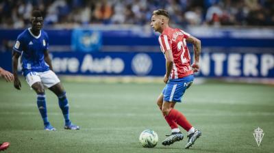 Fran Villalba durante el derbi ante el Real Oviedo en el Carlos Tartiere (Foto: RSG).