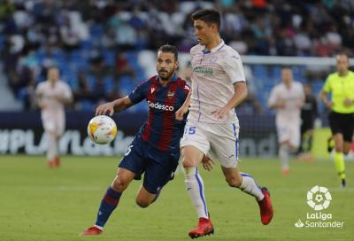 Roberto Soldado presiona a Jorge Cuenca durante el Levante-Getafe (Foto: LaLiga).