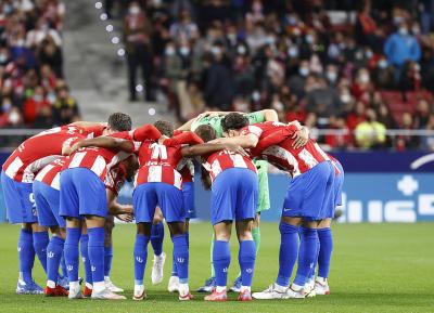 Piña del Atlético de Madrid antes del partido ante la Real Sociedad (Foto: Ángel Quero / ATM).