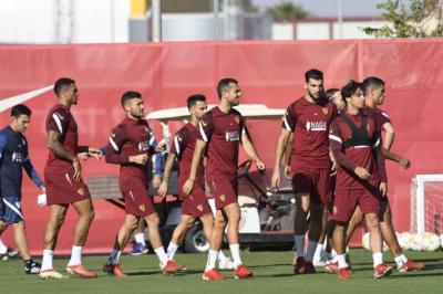 Imagen de un entrenamiento del Sevilla (foto: Kiko Hurtado).