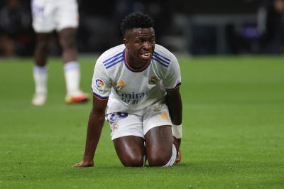 Vinícius se duele en el Real Madrid-Osasuna (Foto: EFE).