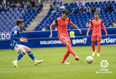 Jozabed conduce un balón en el Oviedo-Málaga de la 21/22 (Foto: LaLiga).