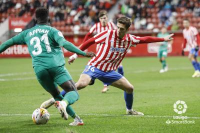 José Gragera corta un balón a Arvin Appiah durante el Sporting-Almería (Foto: LaLiga).