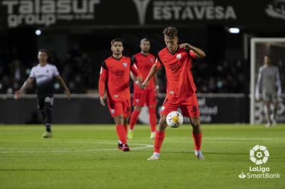 Paulino controla un balón ante el Cartagena (Foto: LaLiga).