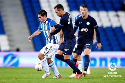 Luca Sangalli protege el balón durante el Sanse-Ibiza (Foto: LaLiga).