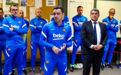 Xavi Hernández y Joan Laporta, en el vestuario del Barcelona (Foto: FCB).