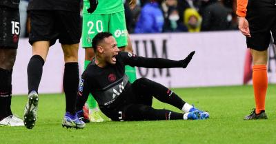 Neymar, tras la lesión sufrida en el Saint Etienne-PSG (Foto: Cordon Press).