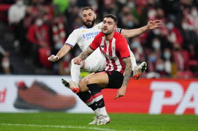 Benzema intenta un disparo en el Athletic-Real Madrid (Foto: Cordon Press).