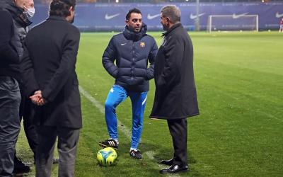 Xavi Hernández y Joan Laporta conversan en una sesión del Barcelona (Foto: FCB).