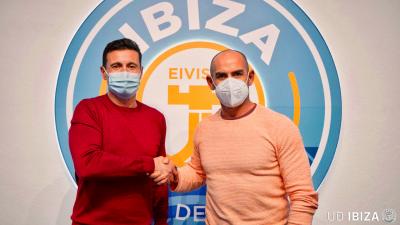 Paco Jémez en su llegada al Ibiza (Foto: UDI).