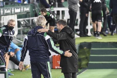 El Chacho Coudet, saludando a Manuel Pellegrini (Foto: Kiko Hurtado).