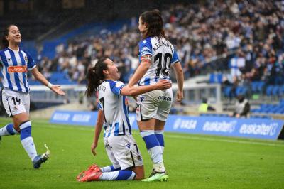 Nerea Eizagirre celebra su gol al Athletic junto a Amaiur Sarriegi (Foto: Giovanni Batista).