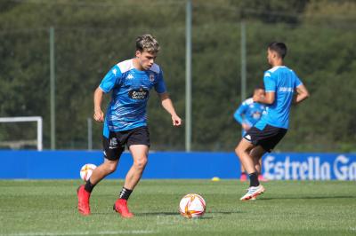 David Mella entrenando sobre el césped de Abegondo (Foto: RCD).