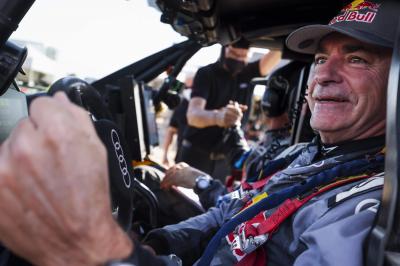 Carlos Sainz, tras ganar una etapa en el Dakar 2022 (Foto: Cordon Press).