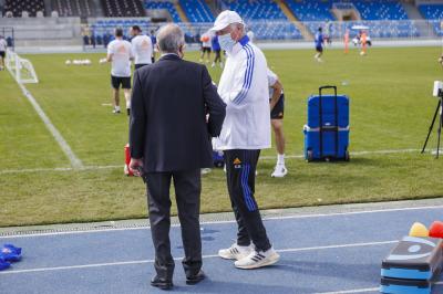 Carlo Ancelotti charla con Florentino Pérez en un entrenamiento del Real Madrid (Foto: RFEF).